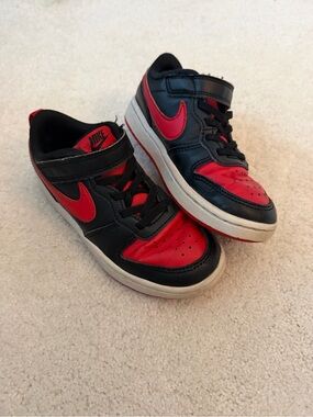 Nike Kids Black and Red Low-Top Sneakers
